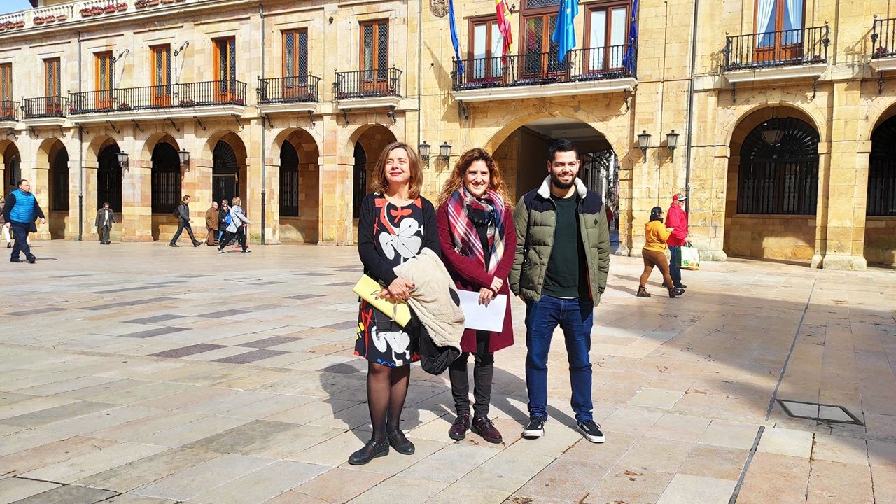 Estos son los disfraces que triunfan�durante el aplauso sanitario praviano.Los concejales de Somos Oviedo Ana Taboada, Anabel Santiago y Rub�n Ros�n.