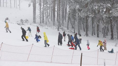 Cientos de deportistas disfrutaron del sbado de esqu y snow.