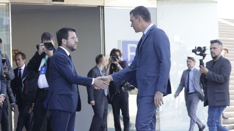 Pedro Sánchez saluda al presidente de la Generalitat, Pere Aragonès, a su llegada el pasado día 6 a una jornada del Círculo de Economía en Barcelona