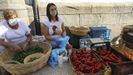 Teresa y Cristina, paisanas de Herbn que venden sus pimientos y otras verduras en la Praza de Abastos compostelana