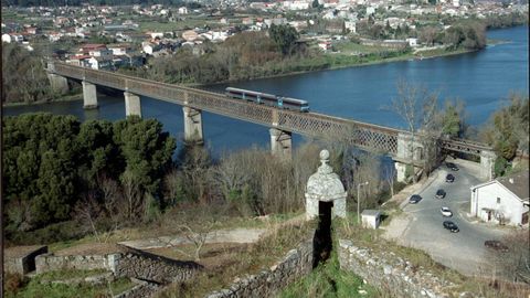 Imagen de archivo del puente internacional de Tui con el tren Vigo-Oporto cruzando