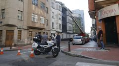 Policía y bomberos en la calle Mariana Pineda de A Coruña, donde se desprendió parte de una fachada. 