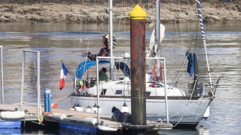 El velero que interactuó con las orcas estará en Camariñas toda la semana para ser reparado