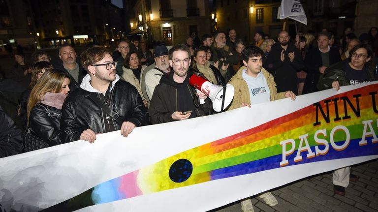 Pontevedra sale a la calle para apoyar al joven agredido al grito de «maricón»: «Estamos indo para atrás»