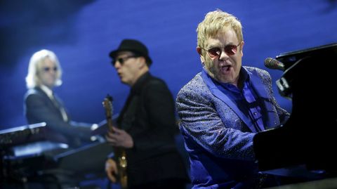 El cantante britnico Elton John, durante un concierto de la gira All The Hits Tour en Hong Kong.