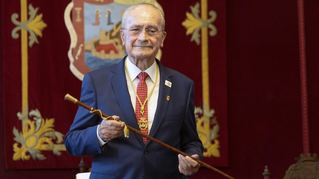 Carles Puigdemont dando un discurso.Francisco de la Torre, alcalde de Mlaga.