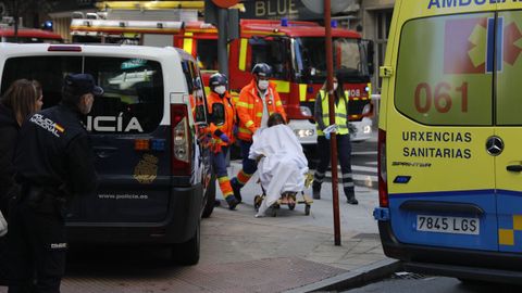 Una de las vecinas que tuvo que recibir atencin mdica tras el incendio de Ourense