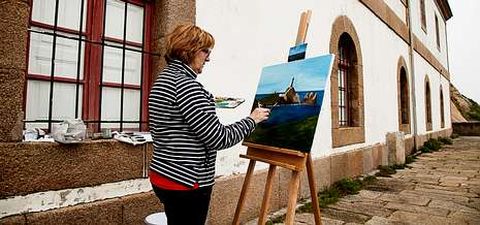 Uns vinte pintores de toda Galicia participaron onte no certame organizado pola Asociacin de Empresarios<span lang= es-es >. </span>