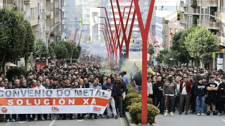 Miles de trabajadores del metal mantienen su pulso en las calles de Vigo y Pontevedra: «Queremos salarios dignos»