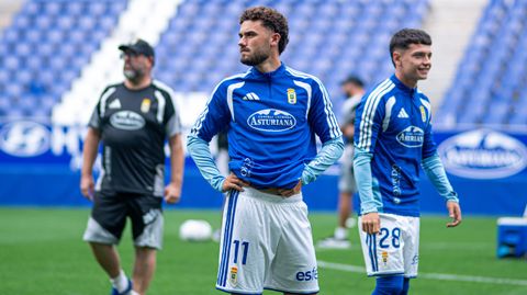 �lex Cardero, en primer plano, antes del Real Oviedo-Le Havre