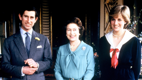 La reina Isabel II posa con el Príncipe de Gales y su prometida, Lady Diana Spencer en el Palacio de Buckingham, tras una reunión del Consejo Privado, en 1981.