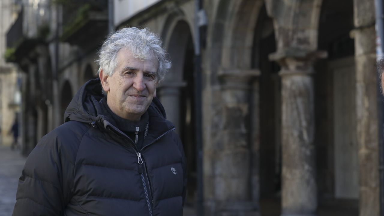 Juan Carlos, a los mandos de su motocicleta con la que reparte comida a domicilio, posa para el fot�grafo en Gij�n.