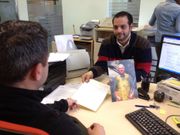 El edil nacionalista, entregando la iniciativa en el registro municipal