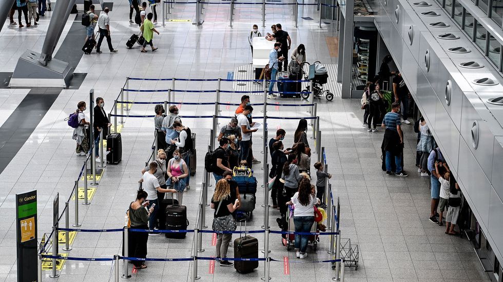 Pasajeros alemanes esperando en el aeropuerto de Dusseldorf