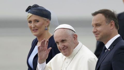 El papa, recibido por el presidente polaco Andrzej Duda y su esposa.