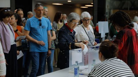 Pequeñas colas en una mesa electoral de A Coruña