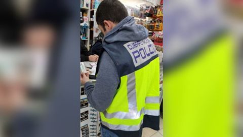 Agentes de la Polica Autonmica denunciaron a tres establecimientos de la provincia de Lugo por vender tabaco a menores.