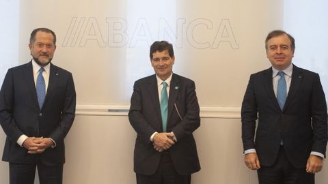 El presidente de Abanca, Juan Carlos Escotet; el consejero delegado de Novo Banco, Antonio Ramalho; y su homólogo en Abanca, Francisco Botas