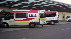 Una ambulanciaen la puerta del hospital La Fe de Valencia, en una imagen de archivo.