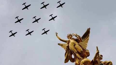 Aeronaves militares antiguas sobrevuelan el Memorial Reina Victoria y el Palacio de Buckingham, en Londres