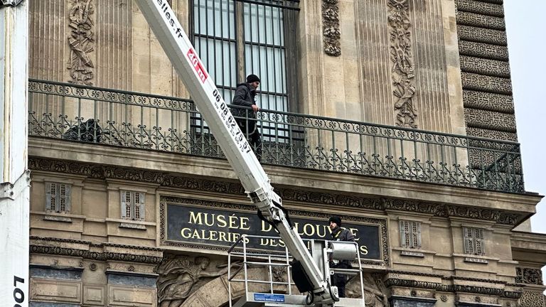 El Louvre instala una reja de seguridad en la ventana del robo de octubre