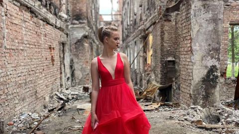 Una estudiante vestida de fiesta para la ceremonia de promoción en una escuela destruida en Járkov