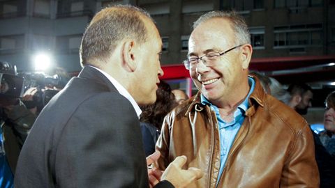 Xosé Sánchez Bugallo y Xoaquín Fernández Leiceaga en septiembre del 2016 en la Praza Roxa, en la pegada de carteles de la candidatura de Leiceaga a la presidencia de la Xunta