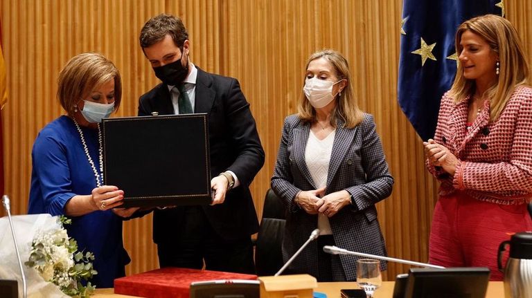 La viuda de Carlos Mantilla recoge una placa conmemorativa de manos de Pablo Casado