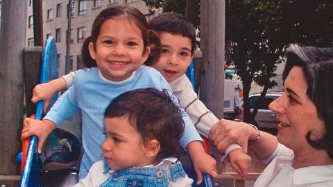 Malena Centeno, con sus tres hijos, Ana, David y Joaqun, en una fotografa del ao 2004