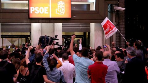 Simpatizantes de Pedro Snchez celebran la victoria en la sede de Ferraz