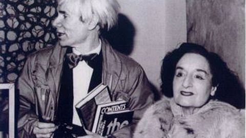 A pintora viveirense Maruja Mallo, cuxa figura é resaltada este ano con motivo do 8-M, en imaxe de arquivo xunto co ilustrador, pintor e cineasta estadounidense Andy Warhol nunha imaxe tomada en 1982.