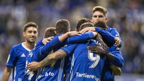 Los futbolistas del Real Oviedo celebran el gol de Borja Bastn a Las Palmas