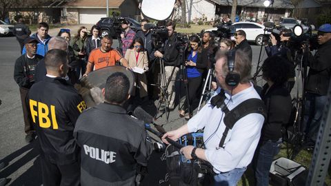 Agentes de polica y reporteros, en el vecindiario donde se produjo la tercera explosicin, en Austin