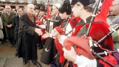 Fraga saluda a un grupo de gaiteiros en el acto de toma de posesión como presidente de la Xunta en 1997