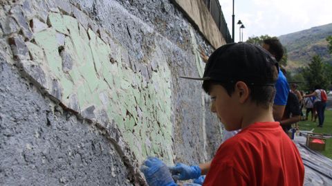 Gerardo Rodrguez, Chere, dirige la elaboracin de un mural en el Malecn junto al ro Sil