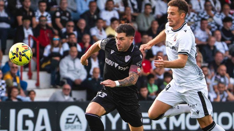 Suspendido en el descanso el Ceuta-Almería por el fallecimiento de un espectador