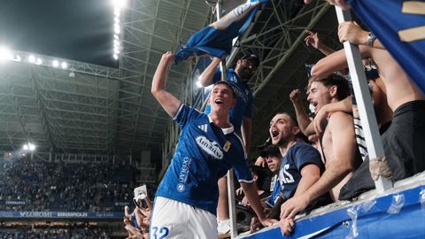 Enzo P�rez celebra el triunfo en el derbi asturiano con la grada del Fondo Norte