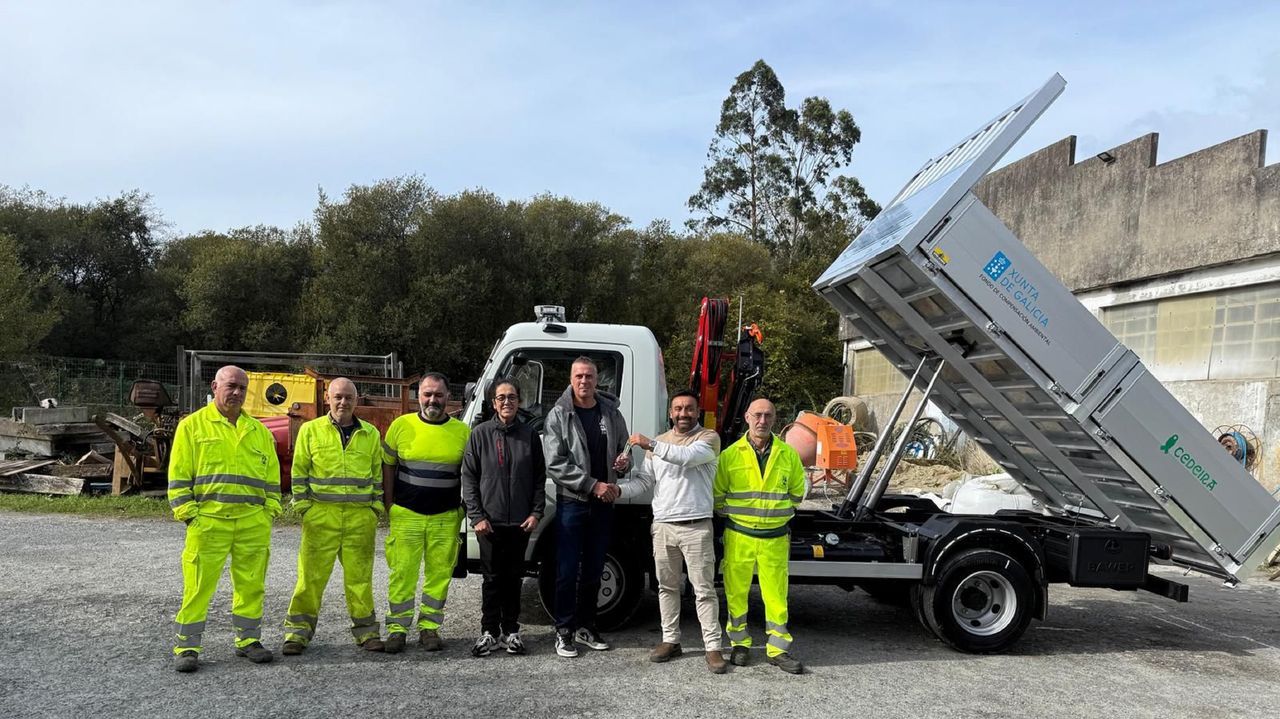 Dos trabajadores heridos al implosionar un silo de aceite de palma en el puerto de Vigo que dejó un vertido.Lupe Blanco regueifará hoxe en Camariñas