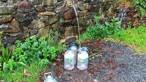 Los vecinos acuden a las fuentes para llenar garrafas de agua para beber y cocinar