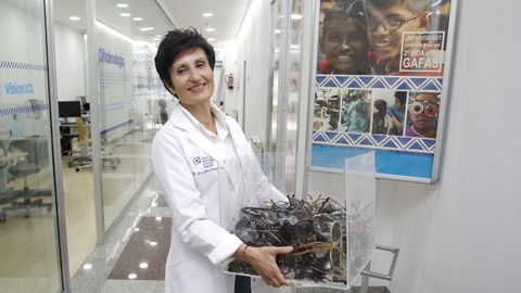 La oftalmóloga Ana González con las gafas donadas que se llevará a Senegal