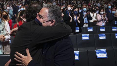 Abrazo entre Elías Bendodo y Alberto Núñez Feijoo