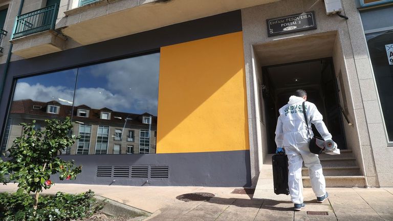 Un agente de la brigada de Criminalística de la Guardia Civil entra en el edificio en el que se produjo el incendio para tratar de esclarecer las causas de la muerte de la víctima