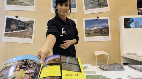 Una de las azafatas mostrando los folletos de informacin turstica.
