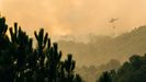 Medios aéreos trabajaban este domingo para sofocar el fuego que afecta a Santa Cruz del Valle, Ávila