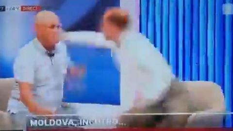 Imagen de vdeo del exviceministro del Interior de Moldavia, Ghenadie Cosovan, recibiendo un puetazo de Sergiu Tofilat, exasesor de la presidenta, Maia Sandu, despus de que lo insultara y le lanzara un vaso de agua a la cara