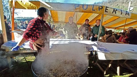 A los organizadores les costó encontrar castañas este año. El souto de Froxán ardió en el gran incendio de este verano