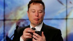 Elon Musk en una imagen mirando su mvil