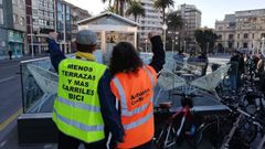 Anterior protesta contra la ocupacin de la acera bici de Poniente por una terraza hotelera, a la altura de los jardines de la Reina