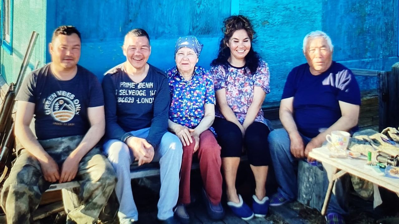 Desde los confines del mundo en el Polo Norte a Viveiro.Armida madre e hija, que tenan un gran parecido fsico y que fallecieron prematuramente en ambos casos.