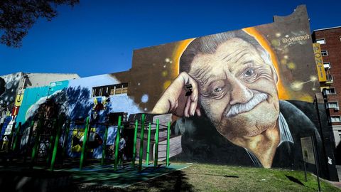 Fotografía de un mural con la imagen del poeta uruguayo Mario Benedetti.